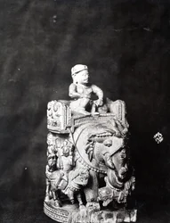 Elefanten-Schachfigur, lange als Teil des 